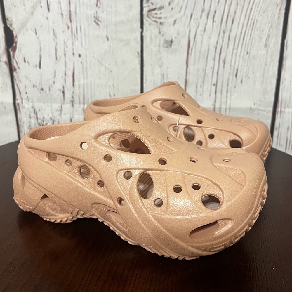 CROCS CAGED CLOG Beige Slip-On platform Clogs in size 7